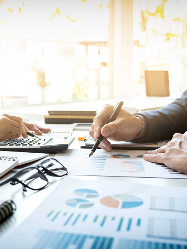 Legal advice<br>and tax We advise and clarify